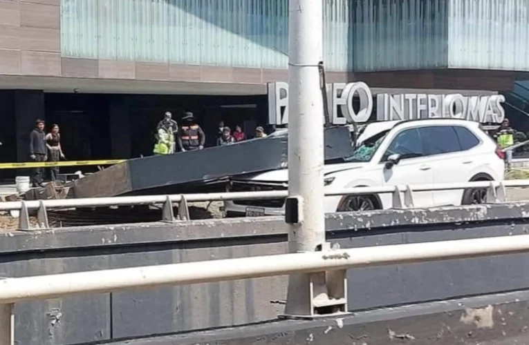 Cae gigantesca estructura publicitaria sobre camioneta y aplasta a copiloto en Huixquilucan