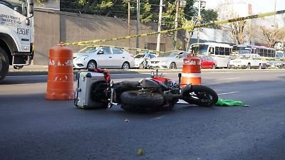 Muere motociclista tras derrapar en Avenida Central en Neza