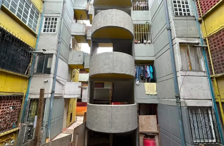 ¡Viven sobre una bomba de tiempo! 720 vecinos en Azcapotzalco exigen respuestas ante obra de vivienda abandonada