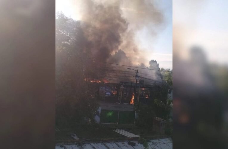 Fuerte incendio consume un restaurante bar en San Juan Teotihuacán, Edoméx