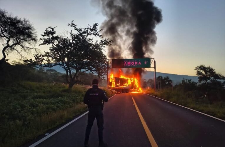 Se registran bloqueos carreteros y quema de vehículos en la región de Zamora