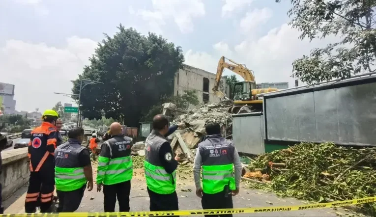 Reabren circulación en Viaducto tras derrumbe de edificio en la colonia Escandón