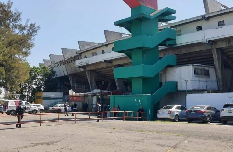 Encuentran a un hombre sin vida en el Estadio Neza, Edoméx