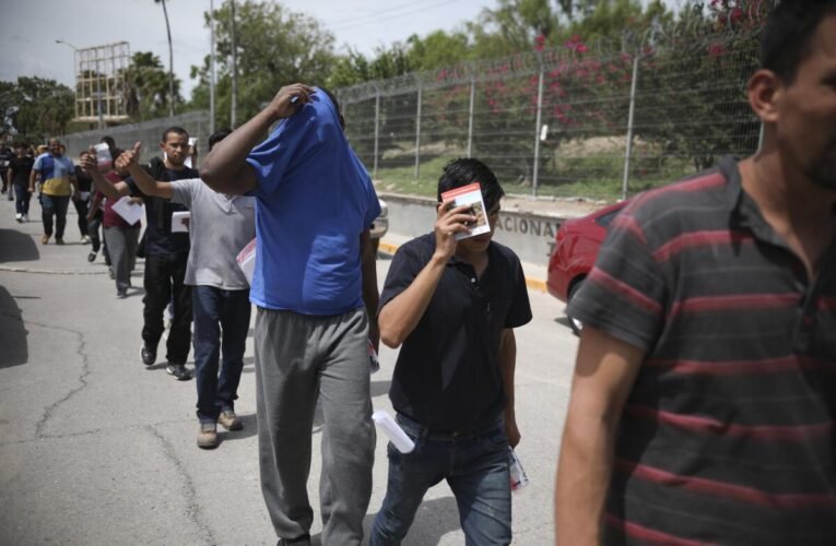 ¡Insólito! Migrantes mexicanos deportados desde EE. UU. denuncian que los desviaron primero hacia Guatemala