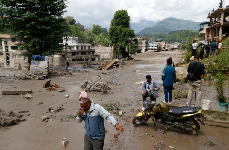 ¿Cómo sobrevive Nepal a la nueva crecida del río tras la avalancha del glaciar?