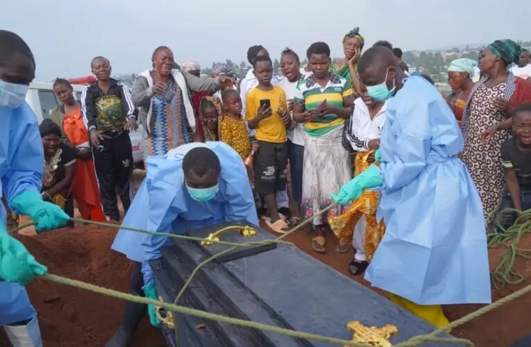 ¿Por qué los reportes de la OMS sobre el ébola confirman el brote más letal en el Congo?
