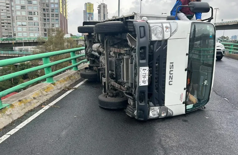¡Trámite violento en altura! Volcadura de camioneta con personal de limpia paraliza el segundo piso de Periférico