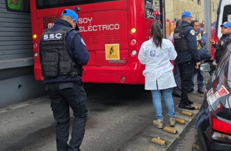 Mujer muere tras ser arrollada por el Metrobús en Balderas