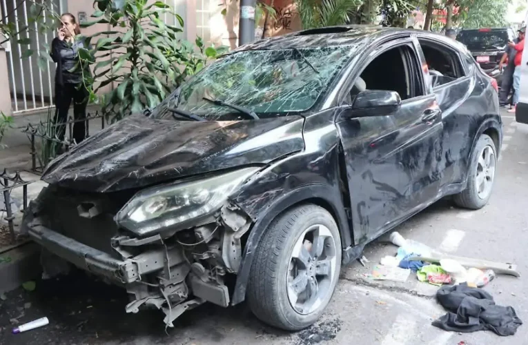 Camioneta vuelca en la alcaldía Cuauhtémoc y deja tres personas lesionadas