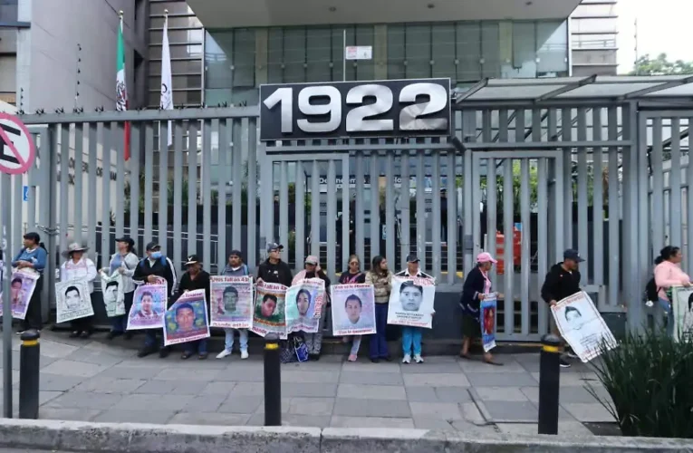 Padres de los 43 de Ayotzinapa protestan frente a la CNDH y acusan exculpación al Ejército