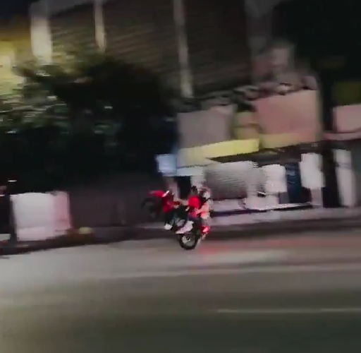 Video | ¡Caballito mortal! Motociclista se estrella contra auto en Monterrey y queda gravemente herido