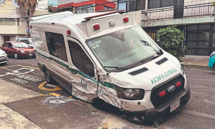 ¡Ambulancia fuera de control! Chofer del IMSS atropella a peatón y termina detenido en Azcapotzalco