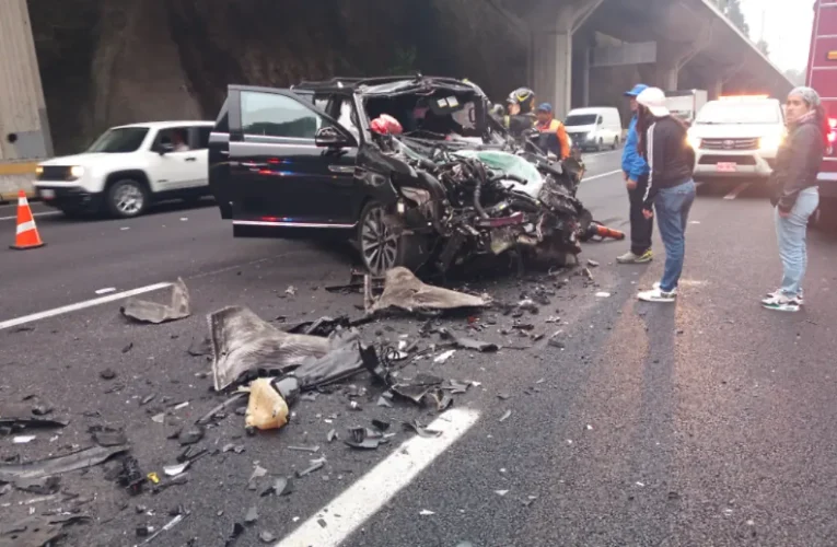 ¡Terrible impacto! Choque en la México-Toluca deja prensadas a mujer y niña en Cuajimalpa