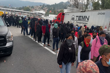 ¡Colapso vial! Llegan normalistas de Ayotzinapa a la CDMX y cierran la caseta México–Cuernavaca