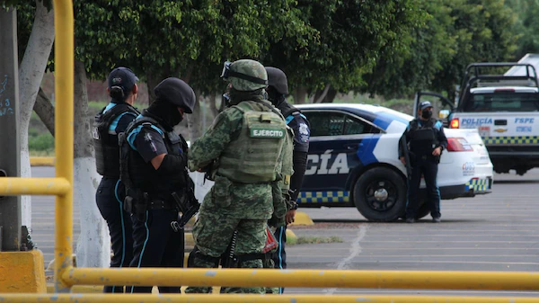 Comando armado acribilla a una familia en Salamanca, Guanajuato; muere un menor y secuestran a 3