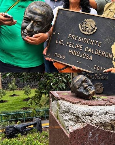 Extrabajadores de Luz y Fuerza derriban y decapitan la estatua de Felipe Calderón en Los Pinos