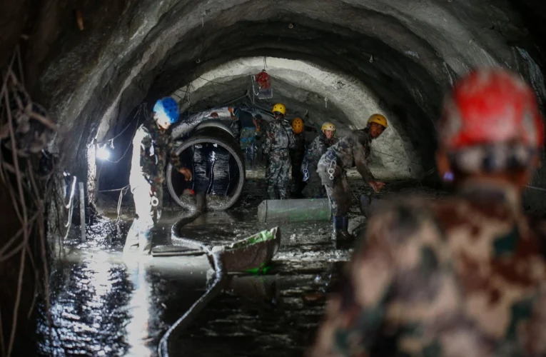 Siguen recuperando cuerpos tras las catastróficas inundaciones en el Himalaya
