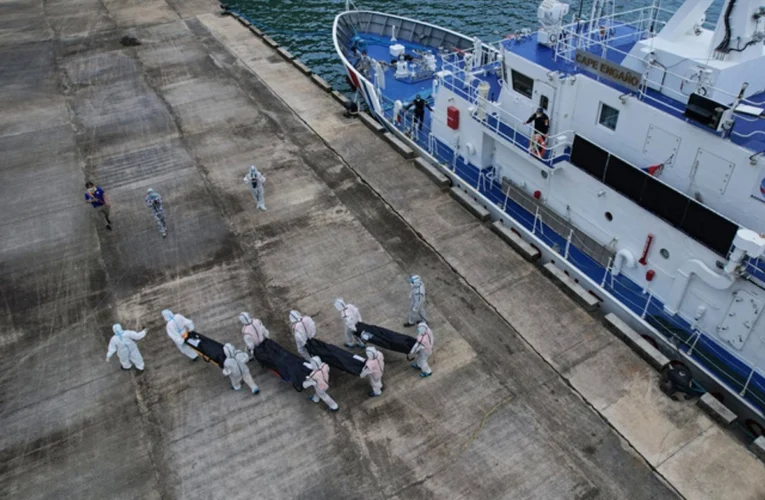 Autoridades investigan el accidente del ferry en las peligrosas aguas de Indonesia