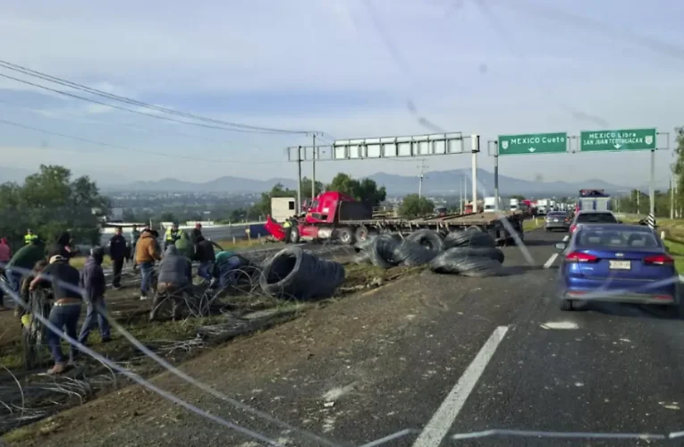 Caos en la carretera! Fuerte volcadura en la México-Tulancingo deja toneladas de alambrón regadas