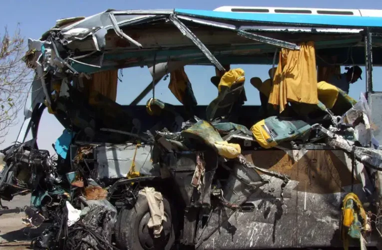 Al menos 16 muertos y 28 heridos tras volcadura de autobús en el sur de Egipto