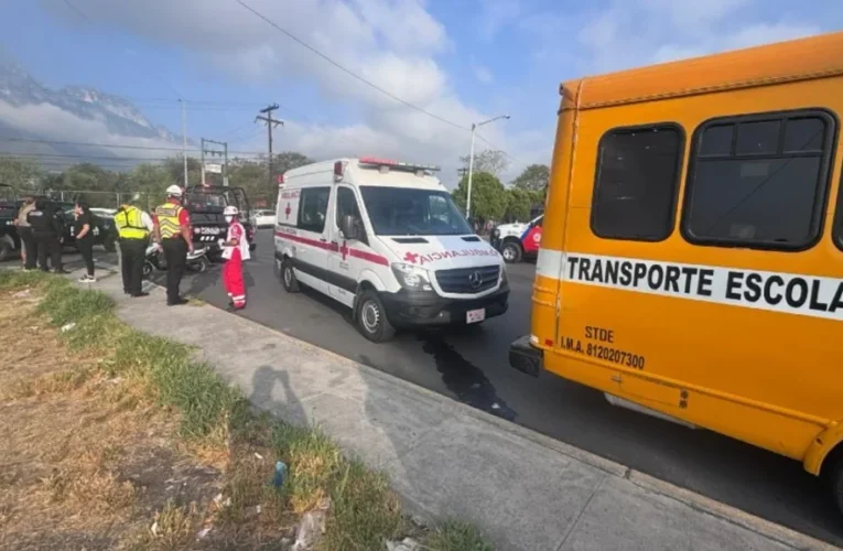 Niña cae desde transporte escolar en movimiento en Monterrey y resulta lesionada