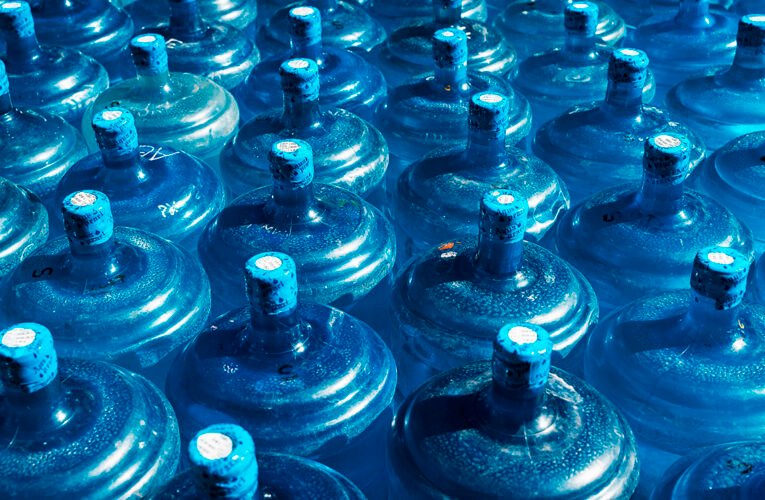 ¿Está contaminada el agua del programa Bienestar? Laboratorios detectan miles de bacterias en plantas del DIF CDMX