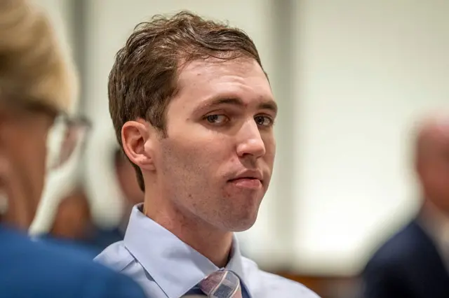 Caso Charlie Kirk: juez determina juicio formal y la fiscalía busca la pena de muerte contra el atacante