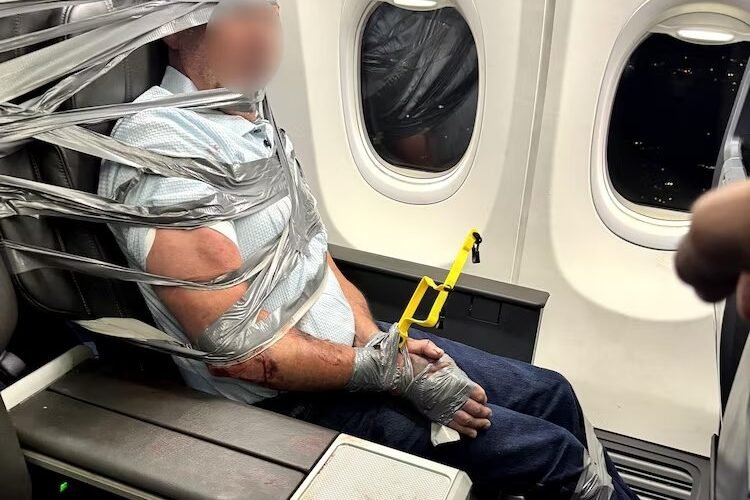 ¡Pasajero descontrolado! Sujetan con cinta adhesiva a viajero en vuelo de American Airlines