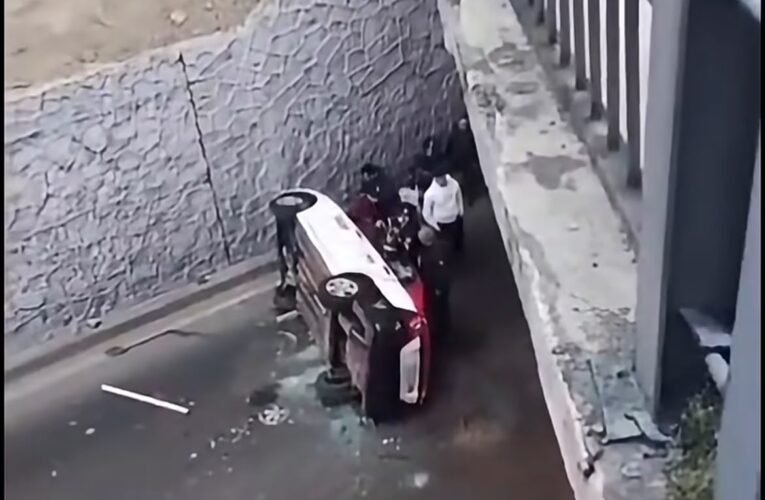 Taxista cae de puente en Naucalpan y provoca tráfico en Periférico