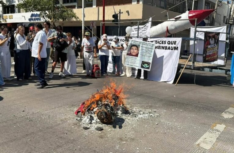 Madres buscadoras queman piñata de Sheinbaum en Sinaloa para exigir respuestas