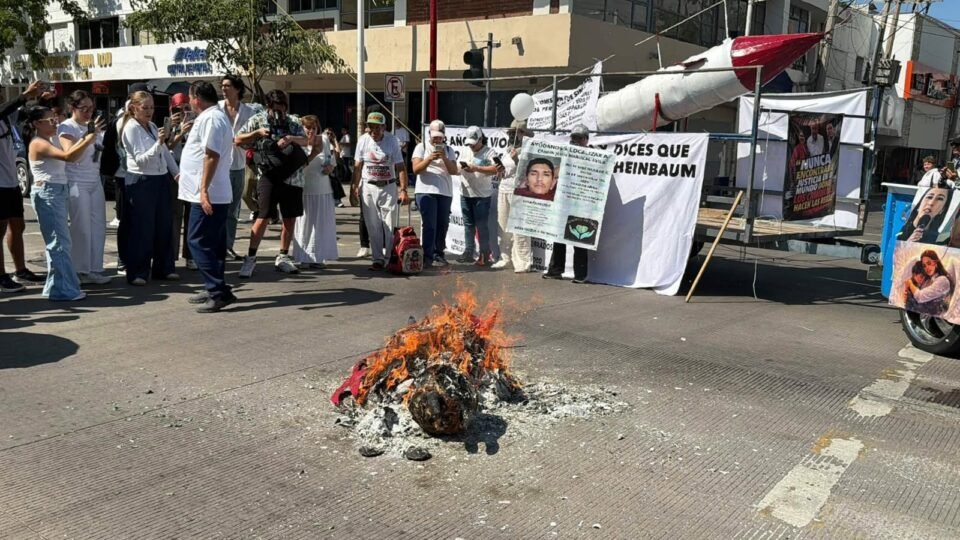 madres buscadoras queman piñata de Sheinbaum