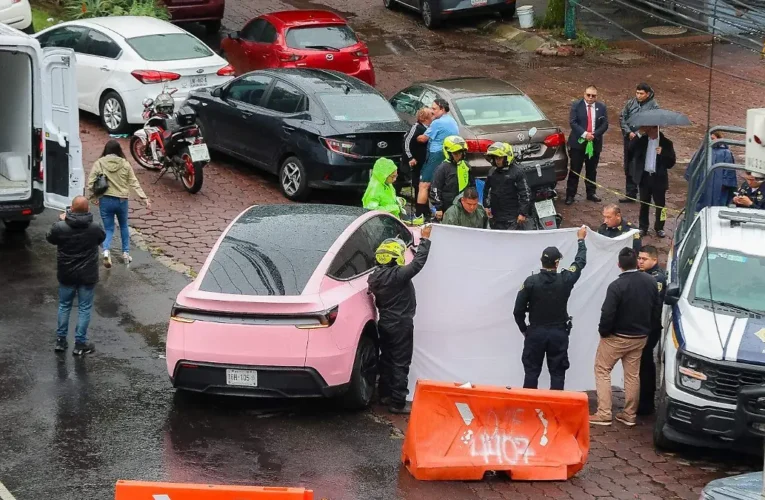 Motociclista muere atropellado por un auto Tesla en Periférico Sur a la altura de Jardines de la Montaña