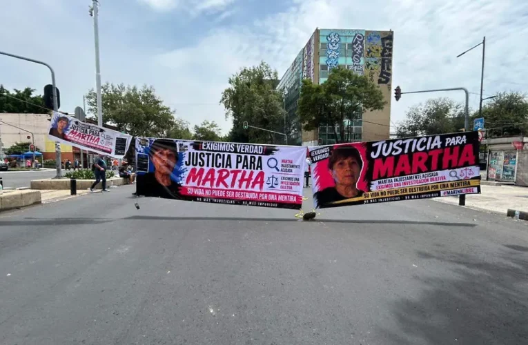 Familiares de mujer de 76 años protestan en la Fiscalía tras su vinculación a proceso por homicidio