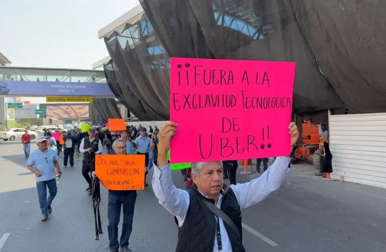 ¿Qué exigen los manifestantes que colapsan el acceso a la Terminal 1 del AICM?