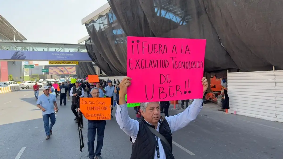 protesta de taxis en el AICM