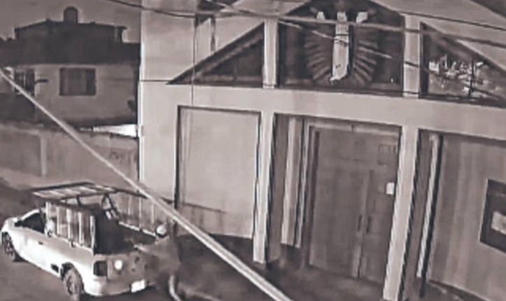 ¡Ni a la iglesia perdonan! Cuatro sujetos roban campana en Ixtapaluca y escapan en menos de 5 minutos