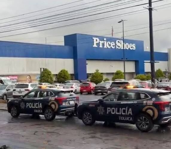 Hombre fallece tras colapsar en tienda de autoservicio en Toluca