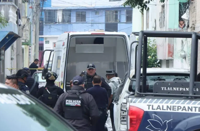 ¡Macabro amanecer en Edomex! Abandonan dos cadáveres embolsados junto a una camioneta en Tlalnepantla