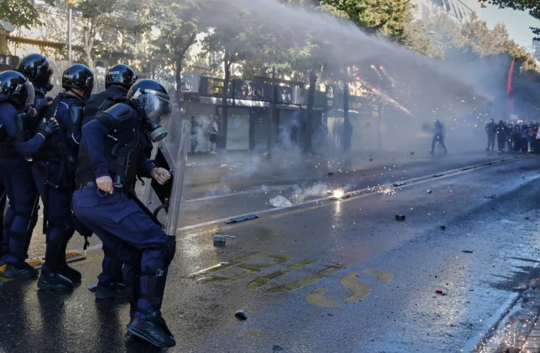 ¡Arde Tirana! Estudiantes y policías chocan en Albania tras violentas protestas universitarias