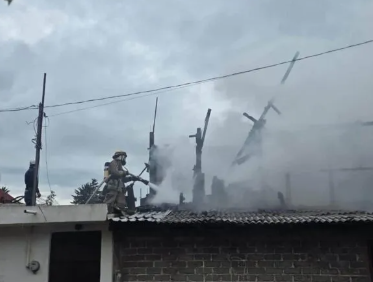 ¡Se incendia vivienda en Pátzcuaro! Cortocircuito desata fuego y causa daños materiales
