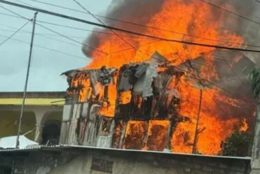 ¡Arde vivienda en Pátzcuaro! Bomberos enfrentan voraz incendio y evitan una tragedia