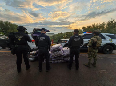 ¡Abandona camioneta cargada con marihuana en plena carretera! Aseguran 250 kilos en Arteaga