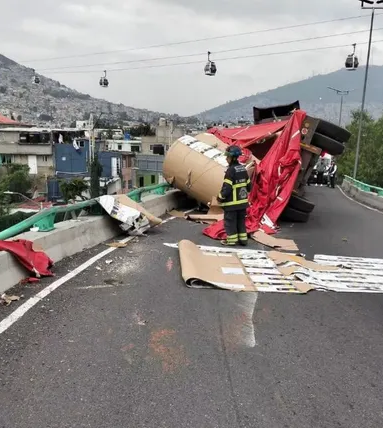 Video | ¡ALERTA VIAL! VUELCA TRÁILER EN LA MÉXICO-PACHUCA Y COMPLICA EL PASO