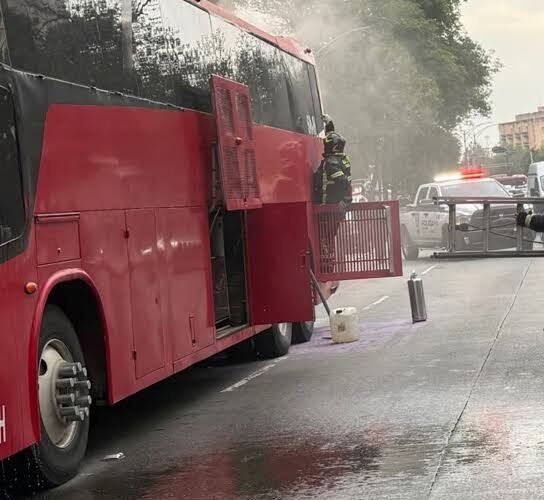 Conato de incendio en autobús turístico sobre Paseo de la Reforma deja una persona atendida por intoxicación