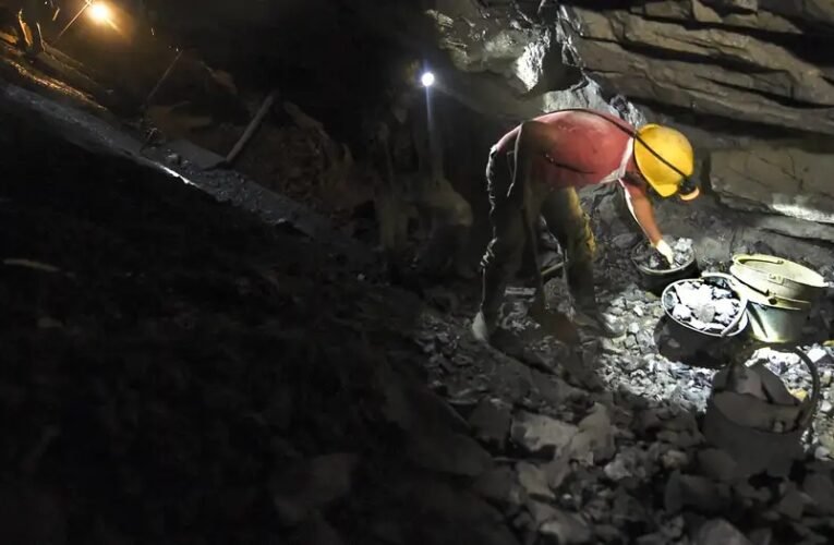 ¡Tragedia en Colombia! Derrumbe en mina clandestina sepulta a trabajadores y deja 14 fallecidos