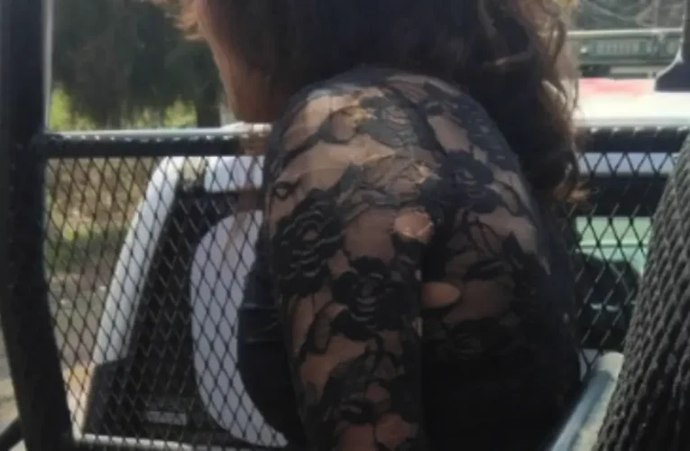 ¡Con peluca y falda! Vecinos de Chalco atrapan a sujeto vestido de mujer que intentó saquear una casa