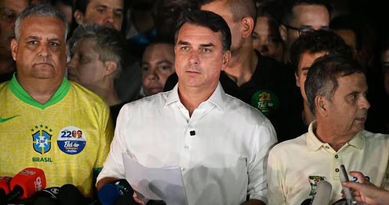 Flávio Bolsonaro queda en paradero desconocido y cancelan sus pasaportes tras incumplir orden judicial