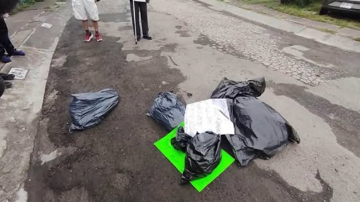 Hallan bolsas con presuntos restos humanos cerca de un tianguis en la colonia Jardines de Tepeyac en Ecatepec