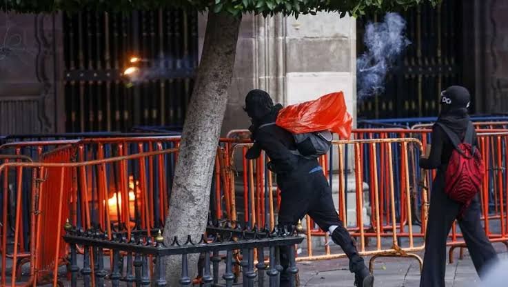 Video | Petardo explota en la mano de un encapuchado tras marcha del 2 de octubre