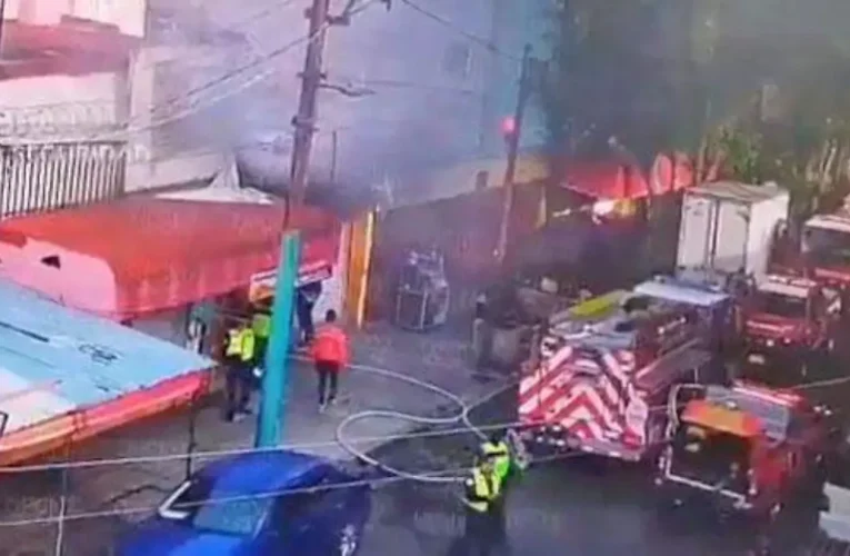 ¡Fuego en el corazón de la CDMX! Arde bodega en Plaza Peña y Peña por presunto cortocircuito